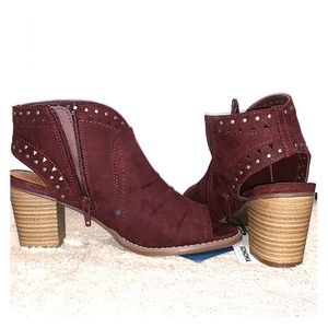 Maroon open toe booties.